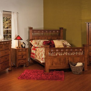 Imagen de dormitorio principal, de estilo de casa de campo, grande, sin chimenea, con paredes multicolor, suelo de madera en tonos medios y suelo marrón