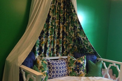 Bild på ett funkis sovrum, med gröna väggar och heltäckningsmatta