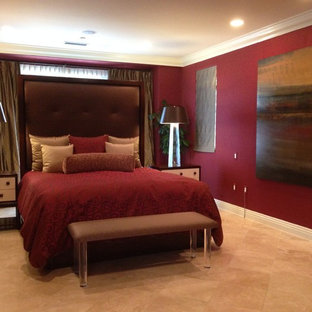 Imagen de habitación de invitados actual, grande, sin chimenea, con paredes rojas y suelo de travertino