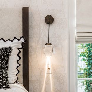 Modelo de dormitorio principal, contemporáneo, grande, con paredes blancas, suelo de madera oscura y suelo negro