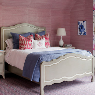 Inspiration pour une chambre traditionnelle avec un mur violet et un sol violet.