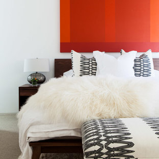 Exemple d'une chambre tendance avec un mur blanc.