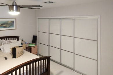 Diseño de dormitorio minimalista grande