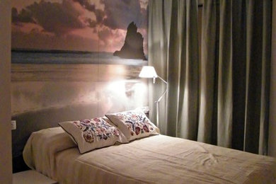 На фото: маленькая спальня в морском стиле для на участке и в саду с
