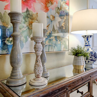 Modelo de habitación de invitados romántica, de tamaño medio, con paredes multicolor y moqueta