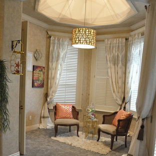 Ejemplo de dormitorio principal, clásico, grande, con paredes beige, moqueta, chimenea de doble cara y marco de chimenea de baldosas y/o azulejos