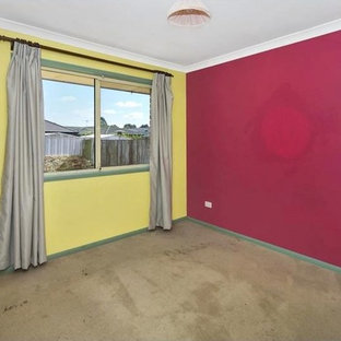 Ejemplo de dormitorio principal, contemporáneo, pequeño, con paredes rojas, moqueta y suelo marrón
