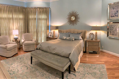 ルイビルにある広いトラディショナルスタイルのおしゃれな主寝室 (青い壁、淡色無垢フローリング、暖炉なし)