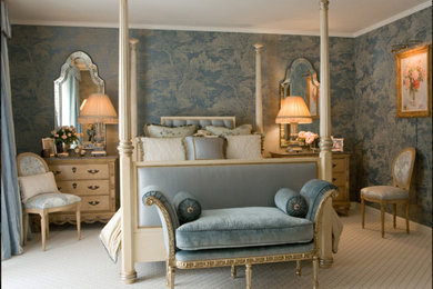 Foto de habitación de invitados tradicional grande sin chimenea con paredes azules y moqueta