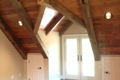 Ejemplo de dormitorio principal clásico grande con paredes beige y suelo de madera en tonos medios