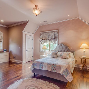 Diseño de habitación de invitados tradicional, grande, sin chimenea, con paredes rosas, suelo de madera en tonos medios y suelo marrón