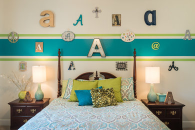 ヒューストンにある中くらいなトラディショナルスタイルのおしゃれな客用寝室 (ベージュの壁、カーペット敷き) のインテリア