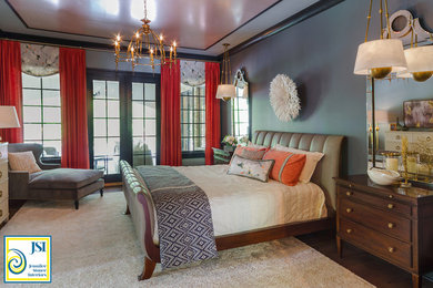 Diseño de dormitorio principal tradicional renovado grande sin chimenea con paredes azules y suelo de madera en tonos medios
