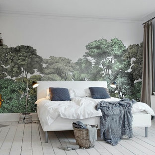 Imagen de dormitorio principal, tradicional renovado, grande, sin chimenea, con paredes multicolor, suelo de madera pintada y suelo blanco
