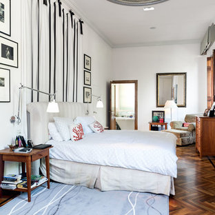 Immagine di una camera matrimoniale chic con pareti bianche, parquet scuro e nessun camino