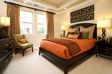 サクラメントにある広いコンテンポラリースタイルのおしゃれな主寝室 (カーペット敷き、暖炉なし、ベージュの壁)