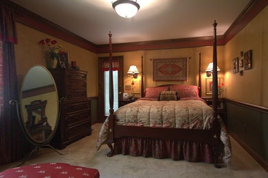 Ejemplo de dormitorio principal tradicional grande sin chimenea con paredes marrones, moqueta y suelo beige