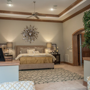 Diseño de dormitorio principal, clásico renovado, extra grande, con paredes beige, suelo de mármol, chimenea tradicional y marco de chimenea de piedra