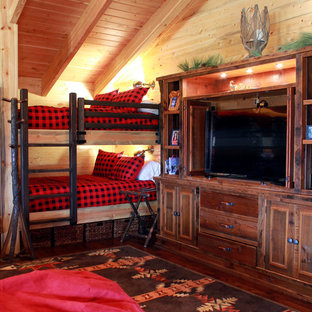 Ejemplo de dormitorio tipo loft, rural, extra grande, sin chimenea, con paredes multicolor y suelo de madera en tonos medios