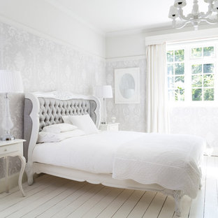 Esempio di una camera da letto shabby-chic style di medie dimensioni con pavimento in legno verniciato, pavimento bianco, pareti multicolore e nessun camino
