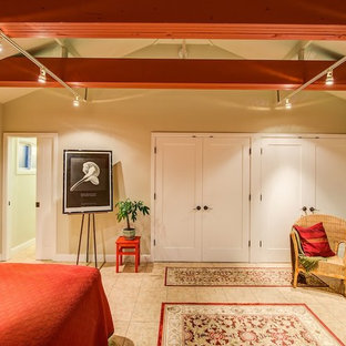 Exemple d'une grand chambre parentale chic avec un mur beige, un sol en carrelage de porcelaine, aucune cheminée et un sol beige.