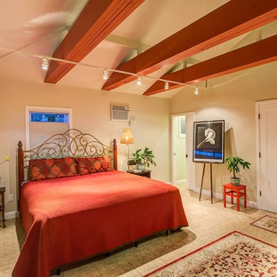 Diseño de dormitorio principal, clásico, grande, sin chimenea, con paredes beige, suelo de baldosas de porcelana y suelo beige