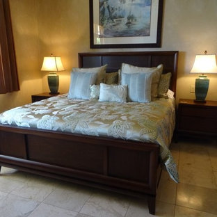 Foto de dormitorio principal, tropical, de tamaño medio, con paredes beige, suelo de mármol y suelo beige