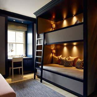 Imagen de habitación de invitados moderna, de tamaño medio, con paredes marrones, suelo de madera pintada y suelo beige