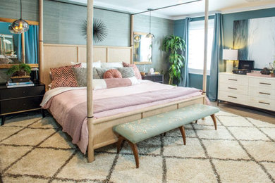 ロサンゼルスにある広いコンテンポラリースタイルのおしゃれな主寝室 (青い壁、ラミネートの床、茶色い床)