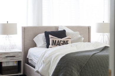 Foto de habitación de invitados minimalista grande con paredes blancas y moqueta