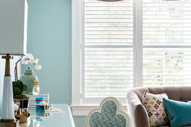 Imagen de dormitorio clásico con paredes azules y suelo de madera en tonos medios