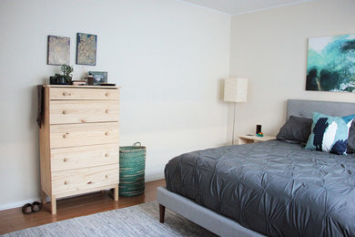 Ejemplo de dormitorio principal actual pequeño con paredes beige y suelo de madera en tonos medios