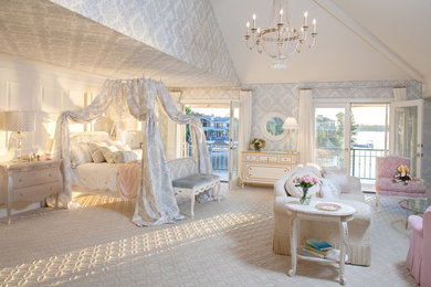 Imagen de dormitorio principal clásico con paredes grises y moqueta
