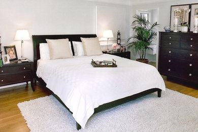 ロサンゼルスにある広いトラディショナルスタイルのおしゃれな主寝室 (淡色無垢フローリング、白い壁、暖炉なし) のインテリア
