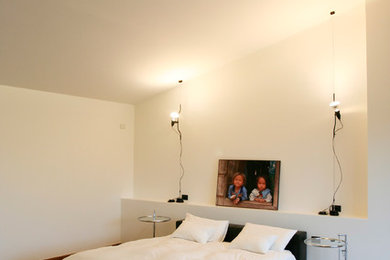 Design ideas for a modern bedroom in Bologna.