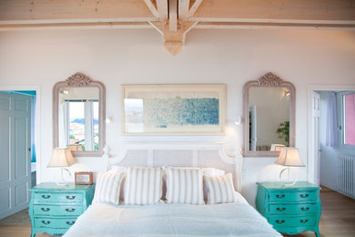 グロスタシャーにあるビーチスタイルのおしゃれな寝室