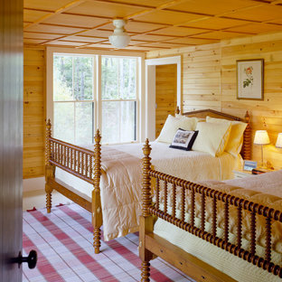 Ejemplo de habitación de invitados rural, de tamaño medio, con suelo de piedra caliza y suelo beige
