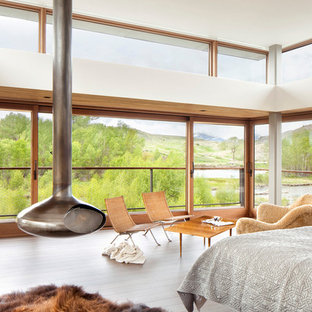 Inspiration pour une chambre design avec un poêle à bois.