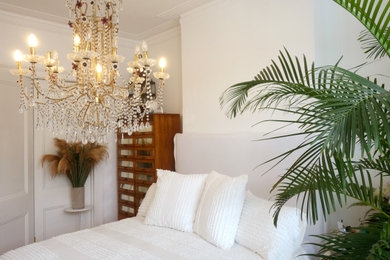 ロンドンにある小さなシャビーシック調のおしゃれな主寝室 (白い壁、無垢フローリング、茶色い床) のレイアウト