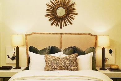 バーミングハムにある中くらいなエクレクティックスタイルのおしゃれな客用寝室 (白い壁、カーペット敷き、暖炉なし)