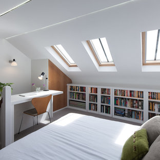 Idee per una camera da letto stile loft contemporanea con pareti bianche, moquette e pavimento grigio