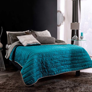 Modelo de dormitorio minimalista con suelo gris y paredes negras