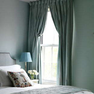 Klassisches Hauptschlafzimmer mit blauer Wandfarbe in New York
