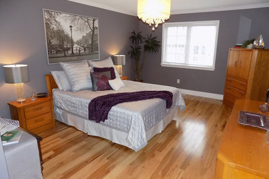 Diseño de dormitorio principal tradicional renovado de tamaño medio con paredes grises, suelo de madera clara y suelo amarillo