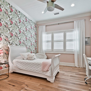 Idee per una grande camera degli ospiti american style con pareti rosa, parquet chiaro e pavimento marrone