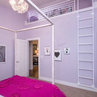 Foto de dormitorio tipo loft, contemporáneo, con paredes púrpuras
