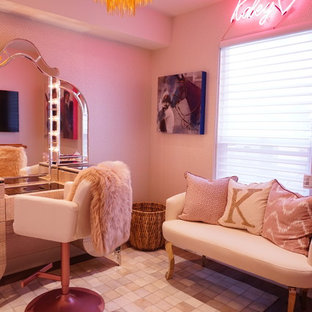 Ejemplo de dormitorio actual, de tamaño medio, con paredes rosas, suelo laminado y suelo beige