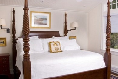 Imagen de habitación de invitados tradicional de tamaño medio sin chimenea con paredes beige y suelo de madera oscura