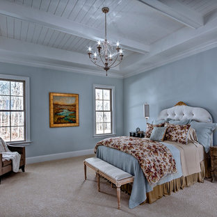 Foto de dormitorio principal, tradicional renovado, grande, sin chimenea, con paredes azules, moqueta y suelo beige