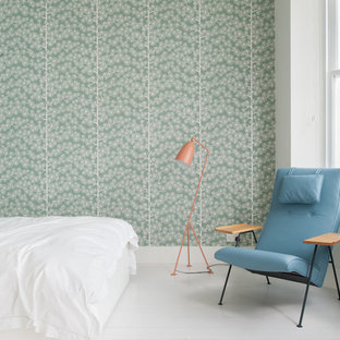 Diseño de dormitorio principal, tradicional renovado, de tamaño medio, sin chimenea, con paredes verdes y suelo de madera pintada